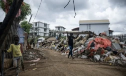 Deux mois après le passage du dévastateur cyclone Chido sur Mayotte, le projet de loi d'urgence pour la reconstruction de l'archipel est entré en vigueur le 25 février 2025 ( AFP / JULIEN DE ROSA )