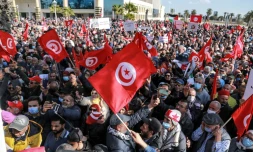Des milliers de manifestants à Tunis dénonçant la décision du président Kais Saied de remplacer un organe judiciaire clé par un autre organe temporaire, le 13 février 2022