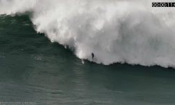 Emporté par une série de vagues gigantesques, un surfeur s'en sort de justesse