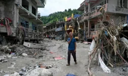Un habitant passe devant des maisons endommagées par des crues soudaines à Devighat, dans le district de Nuwakot, le 31 août 2026 au Népal ( AFP / Arun SANKAR )