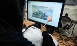 Une élève réalise un exercice lors d'un cours d'intelligence artificielle (IA) au collège Jean Mace à Mulhouse, le 26 mars 2026 dans le Haut-Rhin use. ( AFP / SEBASTIEN BOZON )