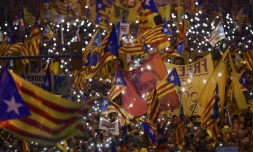 Des manifestants brandissent des drapeaux catalans et le portrait d'Oriol Junqueras, l'ex-vice-président de Catalogne, le 16 février 2019 à Barcelone