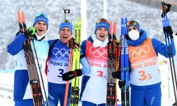 Les Français Emilien Jacquelin, Quentin Fillon Maillet, Fabien Claude et Simon Desthieux à la fin du relais de biathlon des Jeux olympiques de Pékin, le 15 février 2022