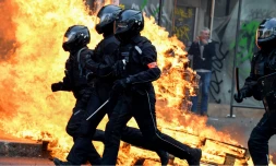 Des policiers la BRAV-M (Brigade de répressions des actions violentes motorisés), lors de la manifestation à Paris, le 23 mars. - ALAIN JOCARD / AFP