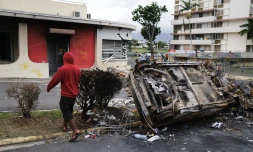 Le signe d’une (légère) accalmie. L’état d’urgence en Nouvelle-Calédonie, touchée par plusieurs journées d’émeutes, sera levé lundi à 20 heures (heure de Paris, mardi 5 heures à Nouméa), a annoncé ce dimanche 26 mai la présidence française. 