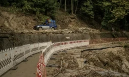 Un pick-up transporte des pommes sur une route défoncée par les indondations à Zagora, dans le nord de la GrÚce, le 25 septembre 2023 ( AFP / Angelos Tzortzinis )