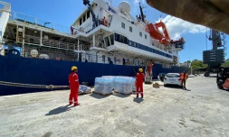 Crise de l’eau à Mayotte : arrivée au Port de Longoni du Marion Dufresne, transportant 500.000 litres d’eau embouteillée [?]