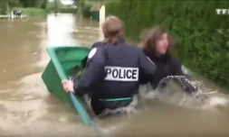 Trois policiers dans une barque