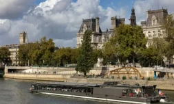 Un bateau mouche qui navigue sur la Seine, passe devant l'Hôtel de Ville de Paris, le 5 octobre 2025 ( AFP / JOEL SAGET )