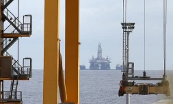 Une plate-forme pétrolière au large