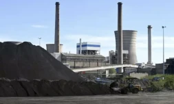 Des engins charrient du charbon à la centrale Emile-Huchet en vue de sa remise en service, le 12 septembre 2022 à Saint-Avold, en Moselle 