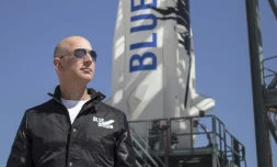 Le fondateur de Blue Origin Jeff Bezos devant la fusée New Shepard sur le site de lancement, le 24 avril 2015 au Texas 
