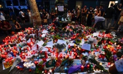 Des passants rendent hommage aux victimes de l'attentat sur les Ramblas à Barcelone, le 18 août 2017