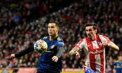 L'attaquant portugais de Manchester United, Cristiano Ronaldo, à la lutte avec le défenseur monténégrin de l'Atlético Madrid, Stefan Savic, lors du 8e de finale aller de la Ligue des Champions, le 23 février 2022 au Wanda Metropolitano Stadium