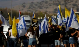 Des manifestants israéliens réclament une trêve à Gaza et la libération des otages, près du du kibboutz Amiad dans le nord d'Israël le 26 août 2025 avant une réunion du gouvernement israélien en soirée.
