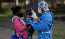 Un médecin du centre de santé de Médecins sans frontiÚres (MSF) reçoit en consultation une femme et son bébé, le 17 mars 2021 à Vidoño, au Venezuela