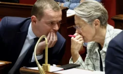 Le ministre du Travail Olivier Dussopt parle avec la PremiÚre ministre Elisabeth Borne le 14 novembre 2023 à l'Assemblée nationale à Paris ( AFP / Ludovic MARIN )