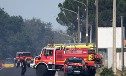 Des camions de pompiers sont stationnés devant un bâtiment où un incendie s’est déclaré et où deux pompiers ont trouvé la mort en combattant le feu, à Mérignac, non loin de l’aéroport de Bordeaux-Mérignac, le 21 juillet 2026. | AFP