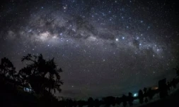 Photo de la voie lactée, prise depuis Badung, en Indonésie, le 23 mars 2023 ( AFP / DICKY BISINGLASI )