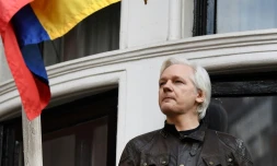 Le fondateur de Wikileaks Julian Assange au balcon de l'ambassade d'Equateur Ă Londres, le 19 mai 2017