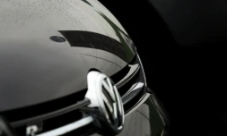 Le logo du constructeur automobile allemand Volkswagen se reflète sur une voiture Volkswagen, près du siège du groupe, à Wolfsburg (centre de l'Allemagne), le 8 octobre 2015