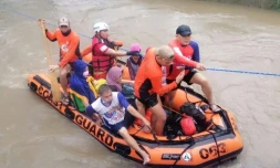 Des résidents de Cagayan de Oro, dans l'ßle de Mindanao aux Philippines, fuient leurs logements inondés par les pluies diluviennes apportées par le super-typhon Rai, le 16 décembre 2021