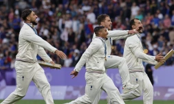 Rugby à 7 : la drôle de danse de Dupont et des Bleus pour célébrer leur médaille d'or