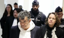 Stéphane Plaza et son avocate Hélène Plumet, au tribunal de Paris, le 18 février 2025. (ALAIN JOCARD / AFP)