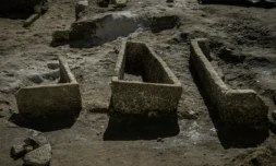 Une grande nécropole de l'époque mérovingienne, dotée d'une cinquantaine de sarcophages, a été exhumée à Bordeaux le 29 avril 2025 ( AFP / Philippe LOPEZ )