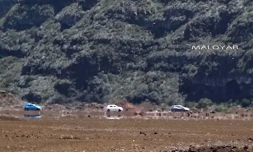 Plaine des Sables : le reflet des voitures apparaît... sur un sol totalement sec