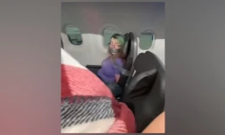 Une passagère scotchée à son siège après avoir tenté de sortir de l'avion en plein vol 