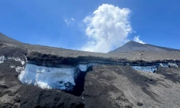 Italie : l'Etna continue de cracher un énorme panache de cendres et de gaz