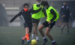 Des footballeurs portant le masque à la Football Player Academy (FPA) de Las Rozas près de Madrid le 24 octobre 2020.