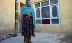 Friba, une mère de famille afghane, devant sa maison dans la province de Parwan, le 25 janvier 2022