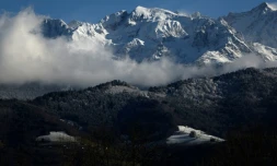 Le massif des Alpes françaises recouvert de neige à Grenoble, dans le centre-est de la France, le 20 décembre 2024