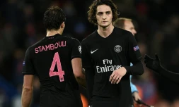 Le milieu de terrain du PSG Adrien Rabiot (d) face au Shakhtar Donetsk, le 8 décembre 2015 au Parc des Princes
