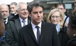 Le Premier ministre s'adresse à des jeunes à la maison des Jeunes et de la Culture à Viry Chatillon, le 18 avril 2024 entouré du maire de la ville Jean-Marie Villain (2e g) de la ministre de l'Education Nicole Belloubet (d) et du ministre de la Justice Eric Dupond-Moretti (g) ( POOL / Bertrand GUAY )