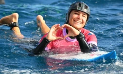 Surf : la Réunionnaise Johanne Defay surclasse Carissa Moore et se qualifie en demi-finales