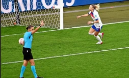Stéphanie Frappart, l’arbitre française de la finale de l’Euro 2025 siffle la fin du match alors que Chloe Kelly vient de réussir son tir au but. (Photo Miguel Medina/AFP)