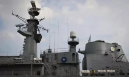Le logo de l'OTAN sur la frégate "Regina Maria", amarrée au port militaire de Constanta, en Roumanie, le 4 mars 2022 ( AFP / Daniel MIHAILESCU )