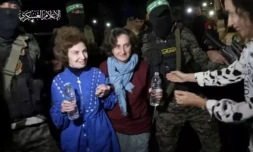 Une image extraite d'une vidéo du Hamas montre la remise de deux otages israélo-russes à la Croix Rouge internationale, le 29 novembre 2023 dans la bande de Gaza ( HAMAS MEDIA OFFICE / - )