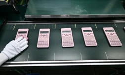 Des calculatrices assemblées dans une usine Casio à Nakhon Ratchasima, dans le nord-est de la Thaïlande, le 12 novembre 2025