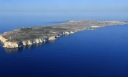 Vue aérienne de l'ßle italienne de Lampedusa en date du 28 juillet 2020 ( AFP / Alberto PIZZOLI )