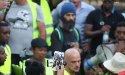 Saint-Denis : des gilets jaunes devant la Préfecture