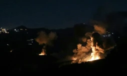 Des flammes s'élèvent, le 19 septembre 2024, du village de Mahmoudiyeh, à la frontière sud du Liban, théâtre d'une frappe israélienne ( AFP / Rabih DAHER )