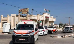 Des ambulances palestiniennes se dirigent vers le poste-frontière de Rafah, entre la bande de Gaza et l'Egypte, le 1er novembre 2023