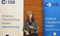 La chercheuse américaine Mary E. Brunkow, co-lauréate du prix Nobel de médecine avec les chercheurs américain Fred Ramsdell et japonais Shimon Sakaguchi, lors d'une conférence de presse sur ses travaux sur la tolérance immunitaire périphérique, à l'Institute for Systems Biology (ISB), le 7 octobre 2025 à Seattle, dans l'Etat de Washington ( AFP / Genna MARTIN )