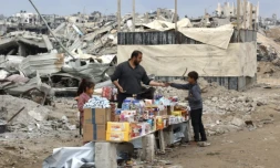 Un épicier derrière son stand, dressé au milieu des ruines de Jabalia, dans le nord de la bande de Gaza, le 5 février 2025 ( AFP / Omar AL-QATTAA )