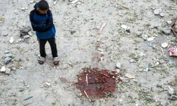 Un Palestinien regarde une mare de sang dans une école de l'agence de l'ONU pour les réfugiés palestiniens (Unrwa) touchée par un bombardement israélien à Nousseirat, dans le centre de la bande de Gaza, le 6 juin 2024