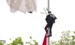 Espagne : un parachutiste finit sa course autour d'un poteau pendant un défilé militaire 